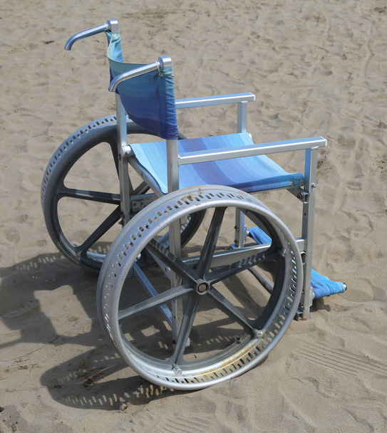 спеціальне крісло для переміщення на піску
 - Фото, зображення