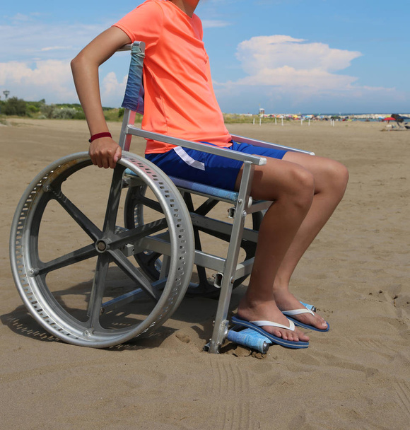 νεαρό αγόρι στο αναπηρικό καροτσάκι με το γύρισμα - Φωτογραφία, εικόνα