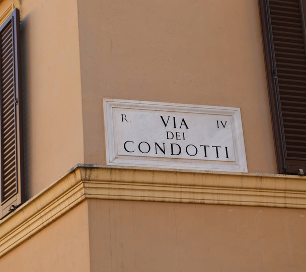 rua nome da Via dei Condotti em Roma Itália
 - Foto, Imagem