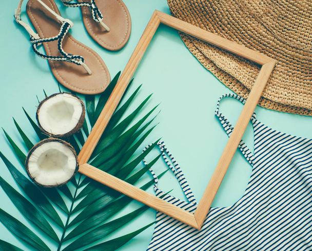 Green palm leaf  and travel objects on  background - Fotoğraf, Görsel