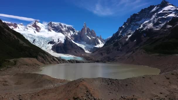 Vzdušný pohled na žulovou horu, ledovec a velké jezero v národním parku Torres del Paine v Chilean Patagonia - Záběry, video
