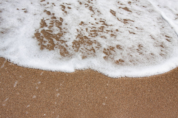 weiche Meereswelle an einem Sandstrand. schöne Hintergrundtextur. Leerraum für Ihren Text - Foto, Bild