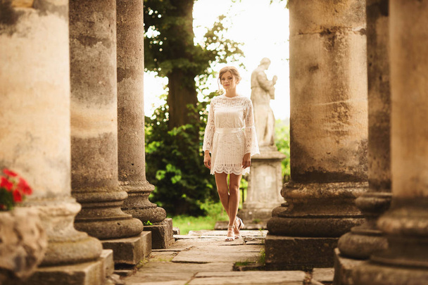 Uma história de amor maravilhosa. Casal jovem andando ao redor das antigas colunas arquitetônicas
 - Foto, Imagem