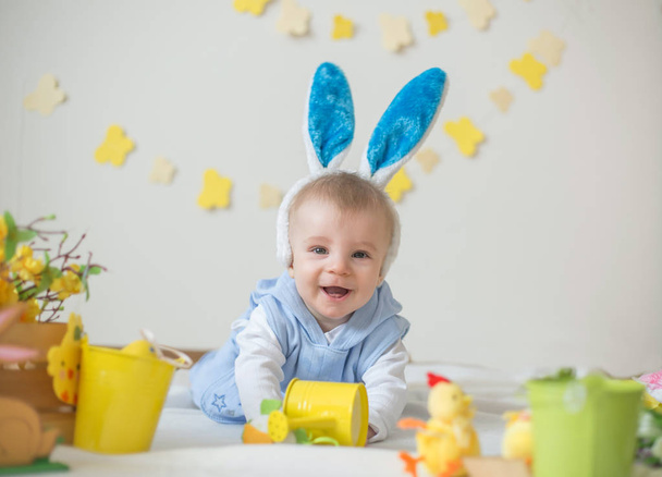 Boldog kisfiú húsvéti nyuszi füle - Fotó, kép