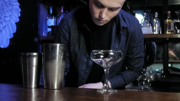 het maken van een alcoholische cocktail aan de bar - Video