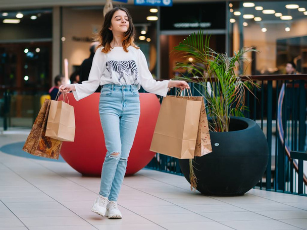 Shopping time, teenage girl with shopping bags at shopping mall. Shopping concept - Foto, afbeelding