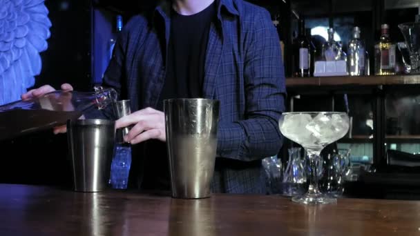 バーでアルコールカクテルを作る - 映像、動画