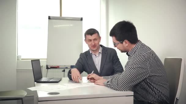 Colleagues discussing business contract - Filmati, video