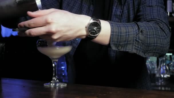 making an alcoholic cocktail at the bar - Footage, Video