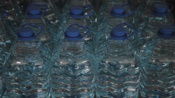 Μπλε πλαστικά μπουκάλια πόσιμου νερού σε μεγάλες ποσότητες. - Πλάνα, βίντεο