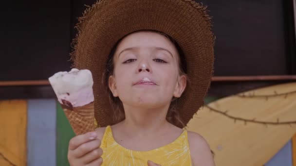 Menina de chapéu de palha a comer gelado ao ar livre Street. Retrato de verão
 - Filmagem, Vídeo