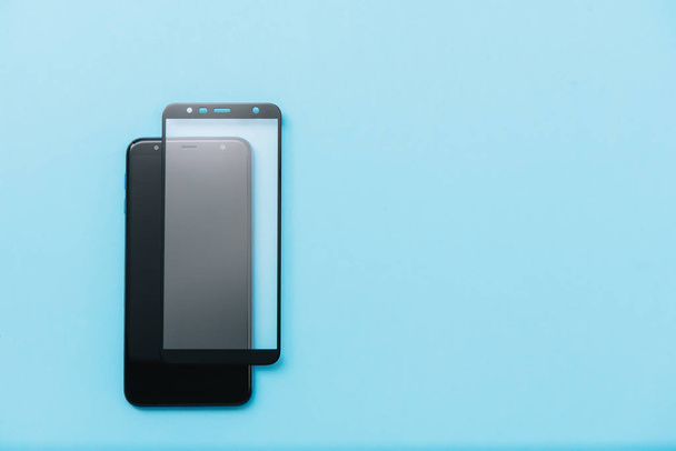 Telefone inteligente com escudo de vidro temperado, capa de tela de filme ideias conceitos .protector. fundo azul
 - Foto, Imagem