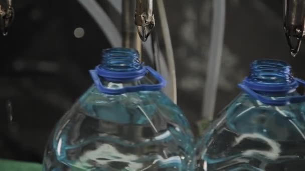 Linha de produção de água potável e bebidas carbonatadas, o processo de enchimento de garrafas com água, transportador. - Filmagem, Vídeo