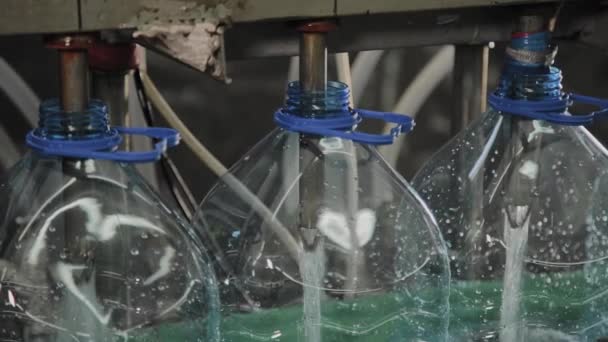 Výrobní linka pitné vody a sycených nápojů, proces plnění lahví vodou, dopravník. - Záběry, video