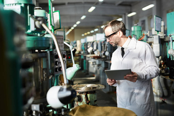 Портрет інспектора високої якості в лабораторному пальто для перевірки промислових машин у заводській майстерні, місце для тексту
 - Фото, зображення