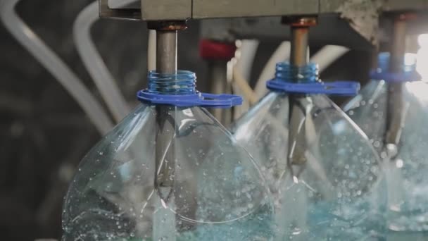 Výrobní linka pitné vody a sycených nápojů, proces plnění lahví vodou, dopravník. - Záběry, video