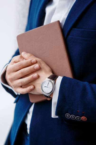 hand of businessman with clock closeup - Foto, afbeelding