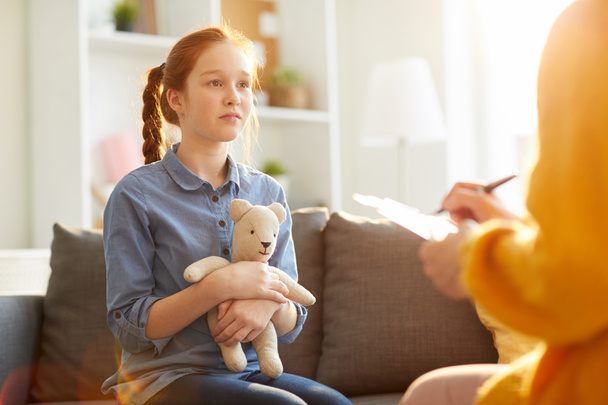 Retrato de una adolescente pelirroja escuchando a un psicólogo durante la sesión de terapia sobre temas juveniles, espacio para copiar
 - Foto, imagen