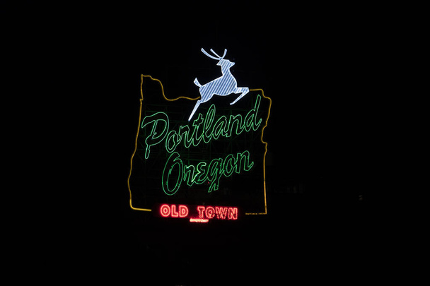 Портленд, штат Орегон, белая вывеска в центре города ночью
. - Фото, изображение
