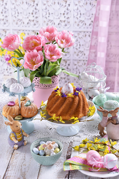 Velikonoční sváteční stůl s tradičními pečivo a dekoracemi - Fotografie, Obrázek