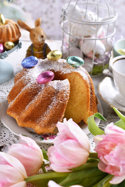 easter ring cake with  powdered sugar on festive table - Foto, Imagem