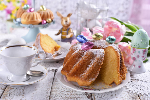 easter ring cake with  powdered sugar on festive table - Foto, Imagen