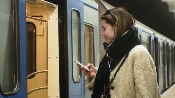  女は地下鉄で電車を待っている - 映像、動画
