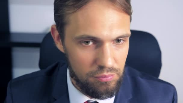 close-up, green-eyed handsome man wistfully looks around - Materiał filmowy, wideo