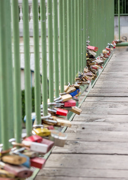 Любовные замки на мосту
 - Фото, изображение