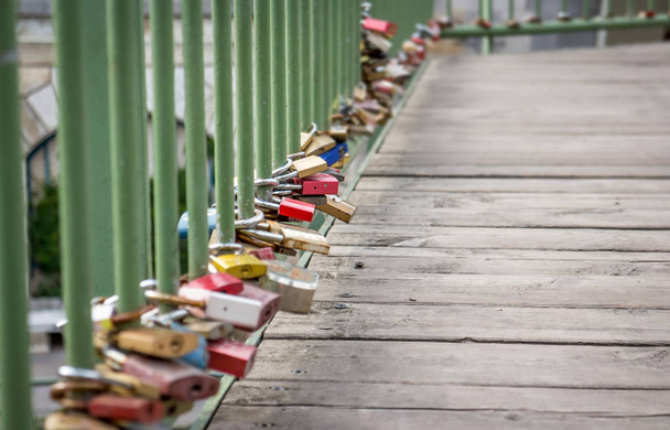 liefde hangsloten op brug - Foto, afbeelding
