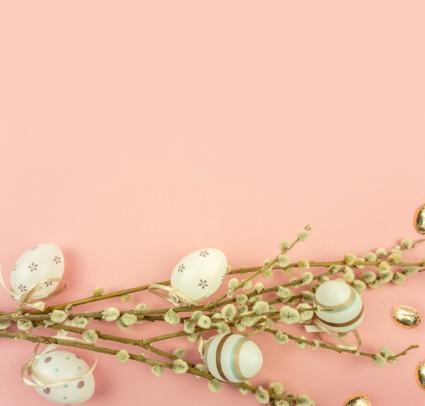Easter holiday concept: Bouquet of willow and easter eggs on pink - Foto, Bild