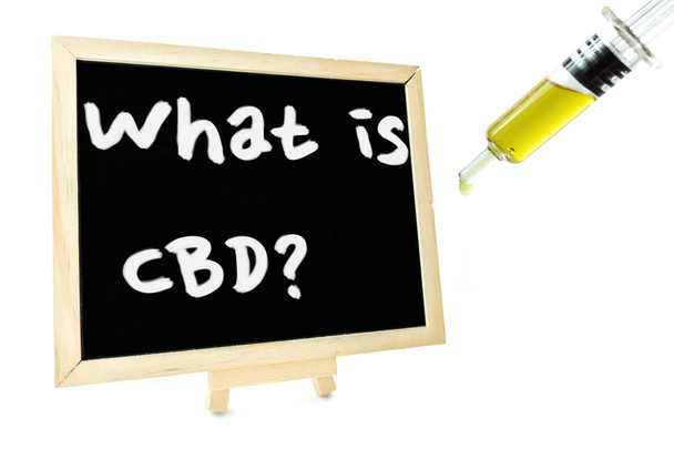 Blackboard met woord wat is CBD met spuit met CBD olie - Foto, afbeelding