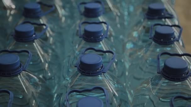 Μπλε πλαστικά μπουκάλια πόσιμου νερού σε μεγάλες ποσότητες. - Πλάνα, βίντεο