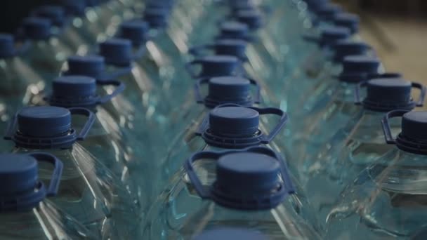 Garrafas de água potável de plástico azul em grandes quantidades
. - Filmagem, Vídeo