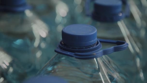 Bouteilles d'eau potable en plastique bleu en grandes quantités
. - Séquence, vidéo