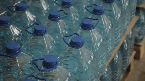 Kék műanyag ivóvizes palackok nagy mennyiségben. - Felvétel, videó