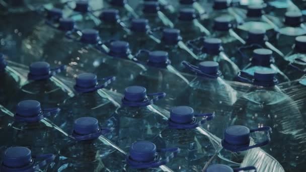 Botellas de agua potable de plástico azul en grandes cantidades
. - Imágenes, Vídeo