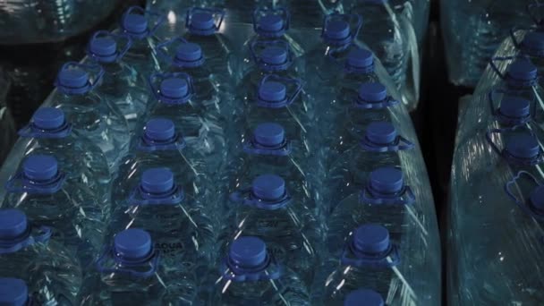 Bouteilles d'eau potable en plastique bleu en grandes quantités
. - Séquence, vidéo