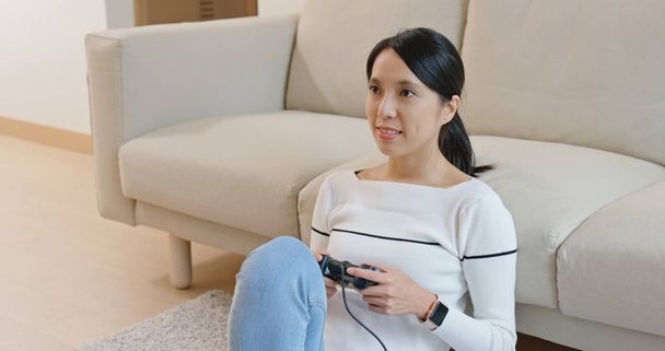 Vrouw spelen tv-spel thuis - Foto, afbeelding