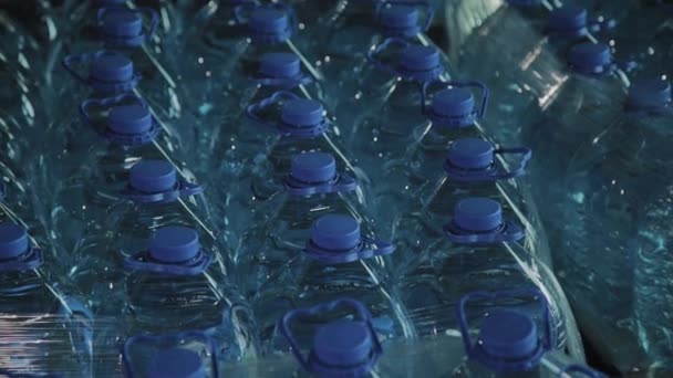 Сині пластикові пляшки питної води у великих кількостях
. - Кадри, відео