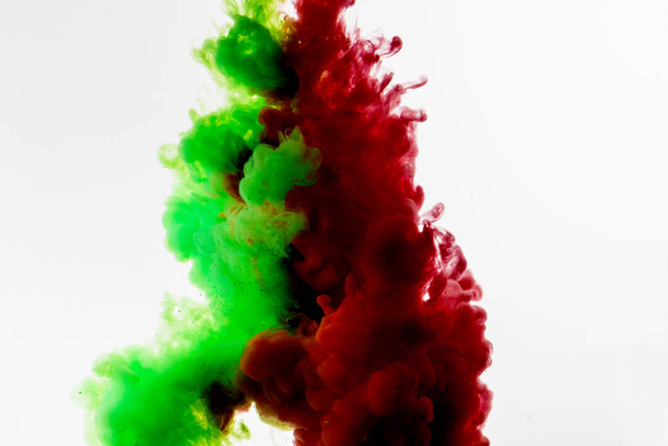 Zielony i czerwony kolorowy abstrakcyjny farba akrylowa spray na białym - Zdjęcie, obraz
