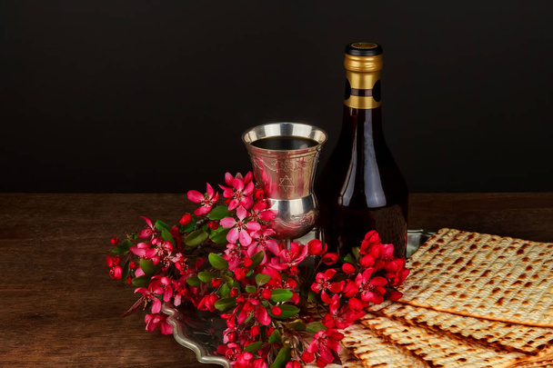 Żydowski chleb macy z winem. Koncepcja urlopu paschalnego - Zdjęcie, obraz