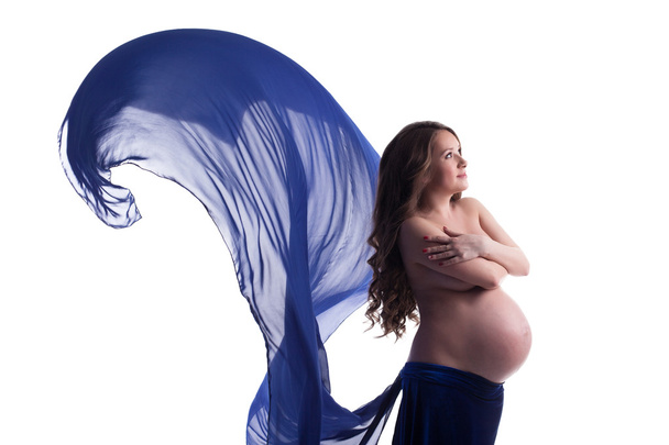 Imagen de la mujer embarazada posando con tela azul
 - Foto, Imagen