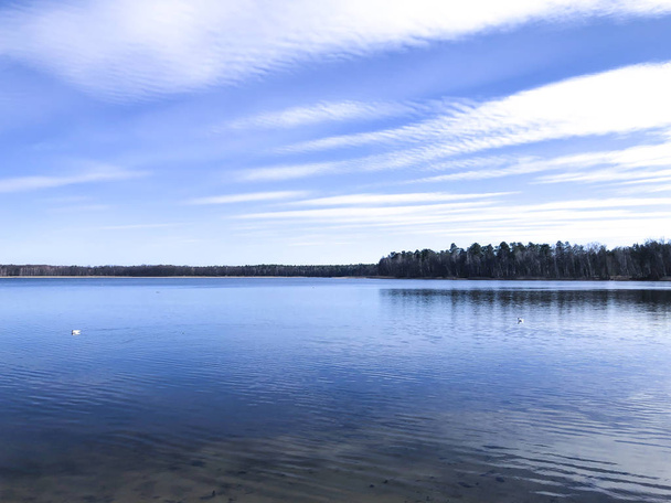 Пейзаж, озеро и голубое небо ранней весной
 - Фото, изображение