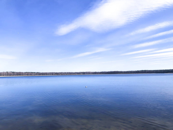 Paesaggio, lago e cielo blu all'inizio della primavera
 - Foto, immagini