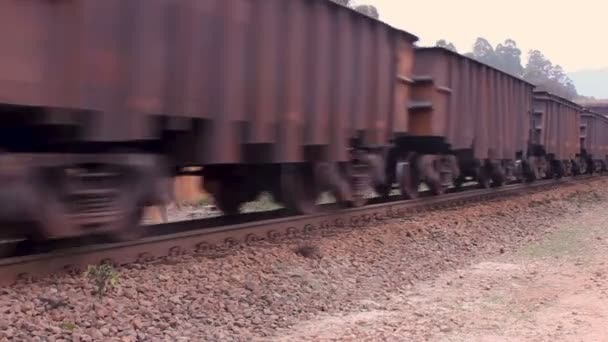 Bergbau-Transport mit fahrendem Eisenbahnwaggon - Filmmaterial, Video