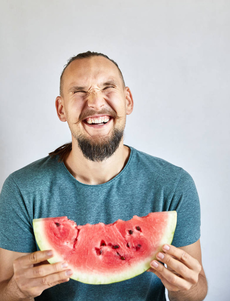 Happy Man eating watermelon - Foto, immagini