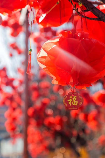 Hang rode lantaarns voor het nieuwe jaar - Foto, afbeelding