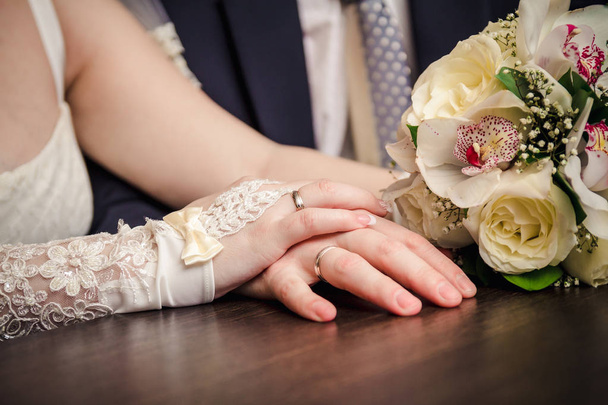 wedding gold ring at the hands of the newlyweds - 写真・画像