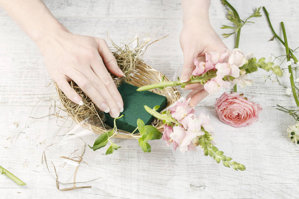 How to make easter floral table decoration with pink roses, matt - Fotografie, Obrázek